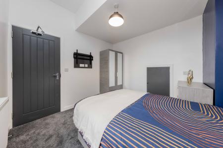 8 bedroom House share to let in Oldham Road, Failsworth, Manchester, M35