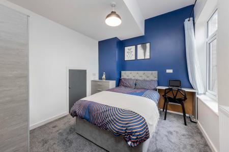 8 bedroom House share to let in Oldham Road, Failsworth, Manchester, M35