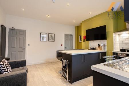 7 bedroom House share to let in Tottington Road, Bury, BL8