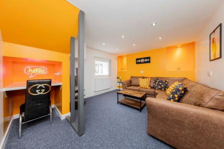 8 bedroom House share to let in Oldham Road, Failsworth, Manchester, M35