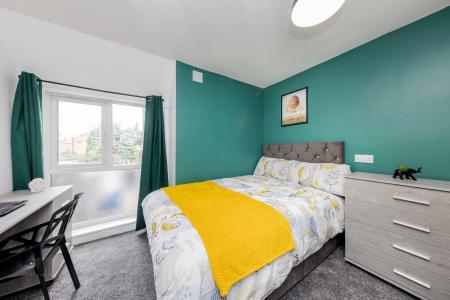 8 bedroom House share to let in Oldham Road, Failsworth, Manchester, M35