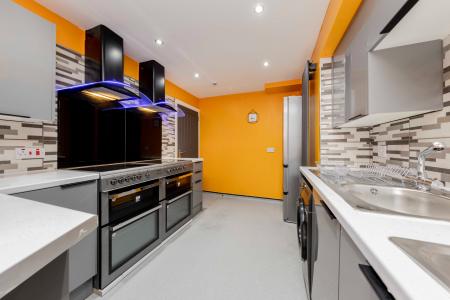 8 bedroom House share to let in Oldham Road, Failsworth, Manchester, M35