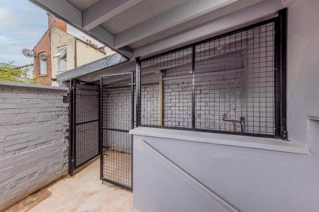 8 bedroom House share to let in Oldham Road, Failsworth, Manchester, M35