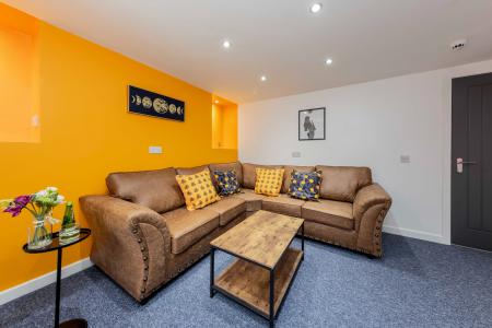 8 bedroom House share to let in Oldham Road, Failsworth, Manchester, M35