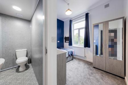 8 bedroom House share to let in Oldham Road, Failsworth, Manchester, M35