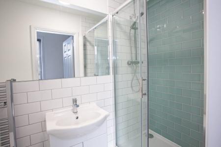 6 bedroom House share to let in Monmouth Avenue, Bury, BL9