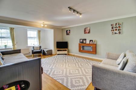 2 bedroom Flat for sale in Perrett Way, Ham Green, Bristol, BS20