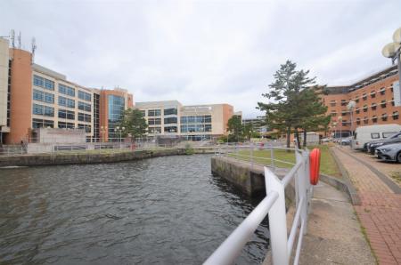 2 bedroom Flat for sale in Altair House, Cardiff Bay, Cardiff, CF10