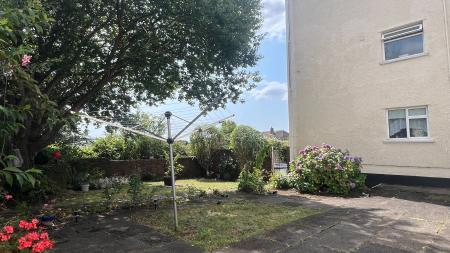 2 bedroom Flat for sale in Heol Lewis, Rhiwbina, Cardiff, CF14