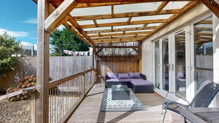 2 bedroom Ground floor maisonette for sale in PenyDre, Rhiwbina, Cardiff, CF14