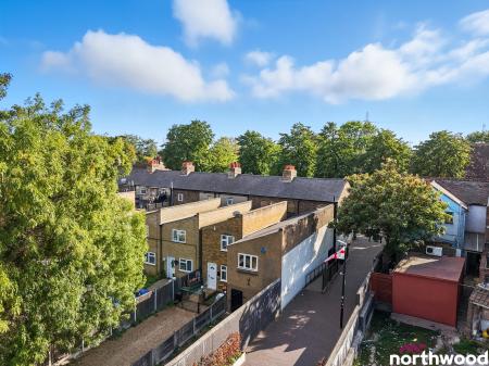 2 bedroom Semi-detached house for sale in Parkway, Rainham, RM13