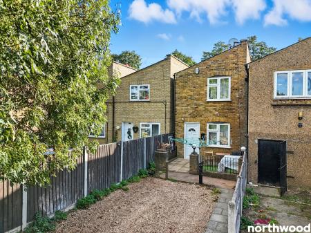 2 bedroom Semi-detached house for sale in Parkway, Rainham, RM13