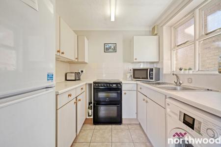 2 bedroom Flat for sale in Stapleford Close, Chelmsford, CM2