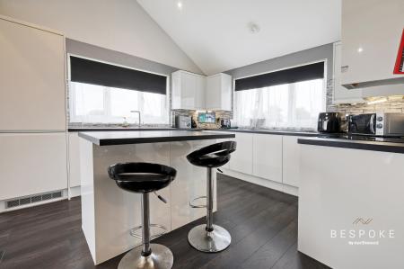 5 bedroom Semi-detached house for sale in Weaversfield, SIlver End, CM8