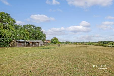 5 bedroom Semi-detached house for sale in Weaversfield, SIlver End, CM8