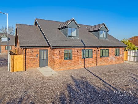 1 bedroom House share to let in Hubbard Close, Hornchurch, RM11