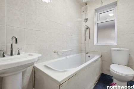 2 bedroom Flat for sale in Doddinghurst Road, Brentwood, CM15