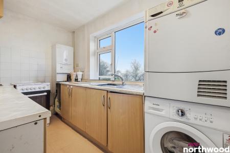2 bedroom Flat for sale in Doddinghurst Road, Brentwood, CM15