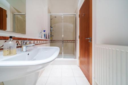2 bedroom Flat for sale in Clarence Square, Pittville, Cheltenham, GL50