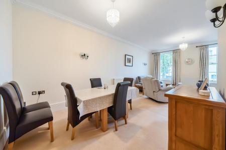 2 bedroom Flat for sale in Clarence Square, Pittville, Cheltenham, GL50