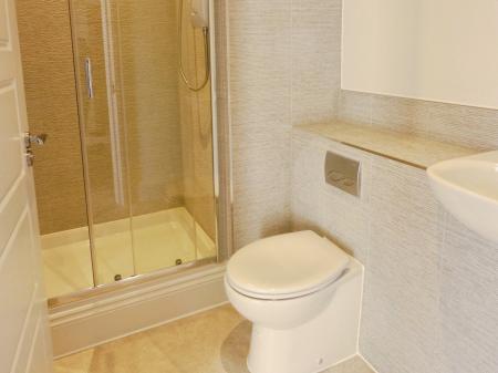 2 bedroom Flat to let in Bath Road, Cheltenham, GL53