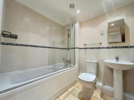 2 bedroom Flat to let in 2 Brookbank Close, Cheltenham, GL50