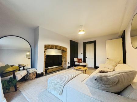 2 bedroom Flat to let in Clarence Square, Pittville, Cheltenham, GL50