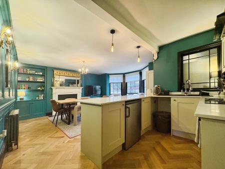 2 bedroom Flat to let in Clarence Square, Pittville, Cheltenham, GL50