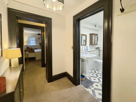 2 bedroom Flat to let in Clarence Square, Pittville, Cheltenham, GL50