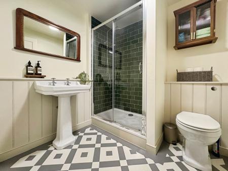 2 bedroom Flat to let in Clarence Square, Pittville, Cheltenham, GL50