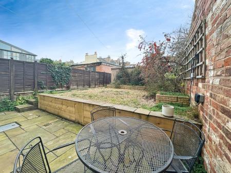 2 bedroom Flat to let in Clarence Square, Pittville, Cheltenham, GL50