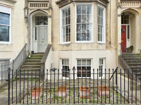 2 bedroom Flat to let in Clarence Square, Pittville, Cheltenham, GL50