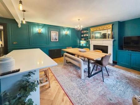 2 bedroom Flat to let in Clarence Square, Pittville, Cheltenham, GL50