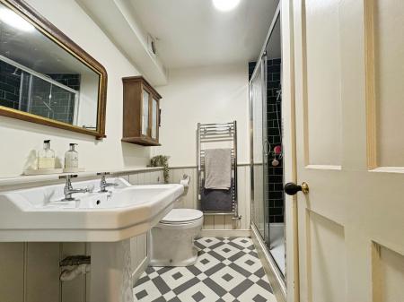 2 bedroom Flat to let in Clarence Square, Pittville, Cheltenham, GL50