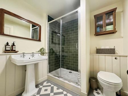 2 bedroom Flat to let in Clarence Square, Pittville, Cheltenham, GL50