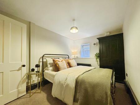 2 bedroom Flat to let in Clarence Square, Pittville, Cheltenham, GL50