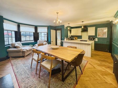 2 bedroom Flat to let in Clarence Square, Pittville, Cheltenham, GL50