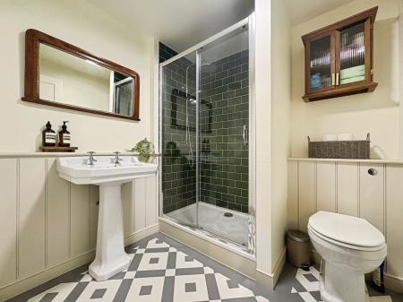 2 bedroom Flat to let in Clarence Square, Pittville, Cheltenham, GL50