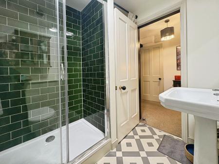 2 bedroom Flat to let in Clarence Square, Pittville, Cheltenham, GL50