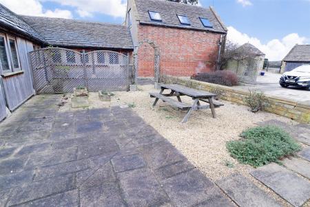 1 bedroom Flat to let in Stow Road, Alderton, GL20