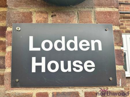 1 bedroom Flat for sale in (SALES) Leamington Close, Romford, RM3