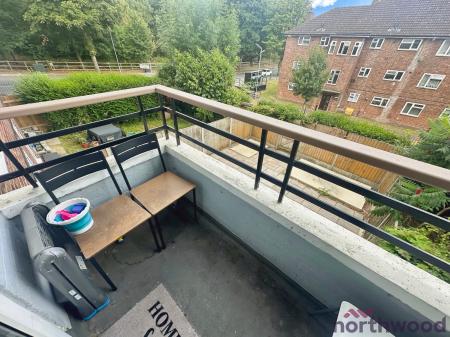 1 bedroom Flat for sale in (SALES) Leamington Close, Romford, RM3