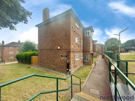 1 bedroom Flat for sale in (SALES) Leamington Close, Romford, RM3