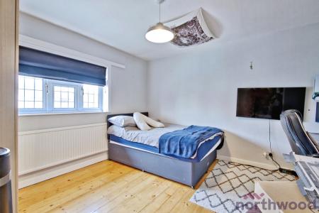 3 bedroom Terraced House for sale in Kempton Avenue, Hornchurch, RM12