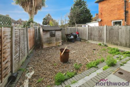 1 bedroom Maisonette for sale in Bennetts Castle Lane, Dagenham, RM8