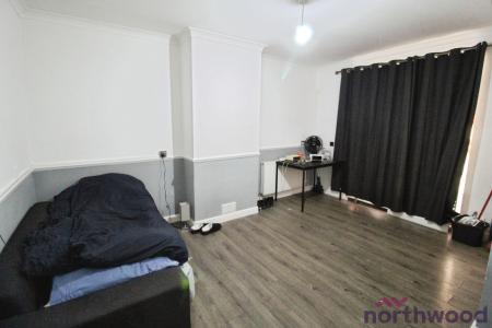 1 bedroom Maisonette for sale in Bennetts Castle Lane, Dagenham, RM8