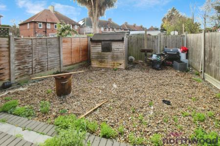 1 bedroom Maisonette for sale in Bennetts Castle Lane, Dagenham, RM8