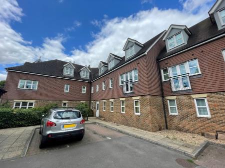 2 bedroom Apartment for sale in Brookhill Road, Copthorne, RH10