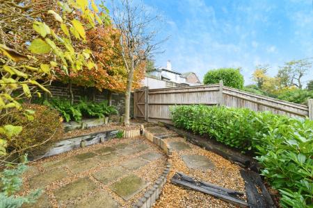 3 bedroom End of terrace house to let in Linkfield Street, Redhill, RH1