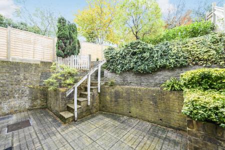 3 bedroom End of terrace house to let in Linkfield Street, Redhill, RH1